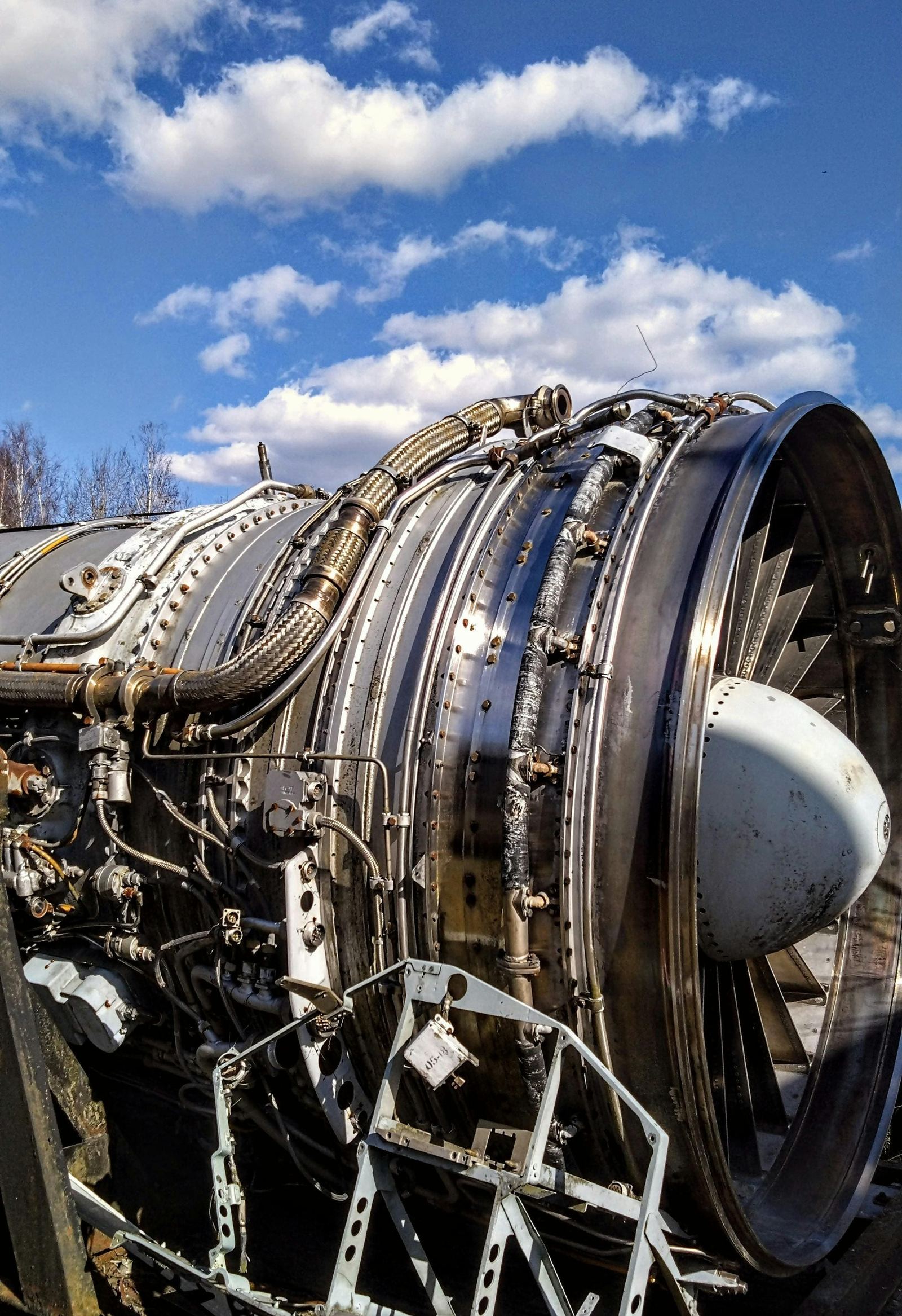 Turbofan jet engine with fan blades and external plumbing
